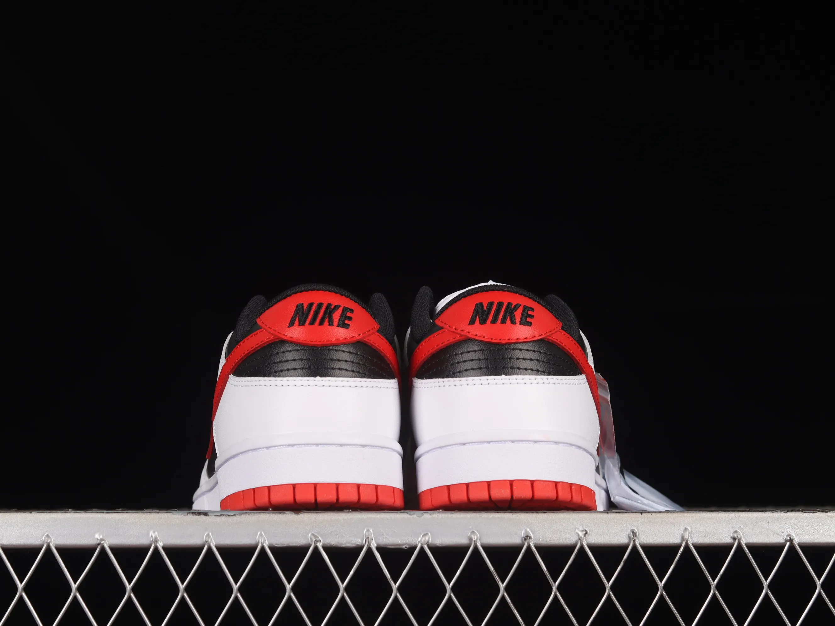 All categories Nk SB Dunk series Nk SB Dunk Low low-top sneakers Nk Dunk Low white, black and red color matching SB low-top sports and leisure sneakers FD9762-061